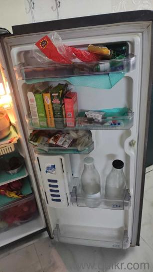 Fridge to sell in a good condition(1)