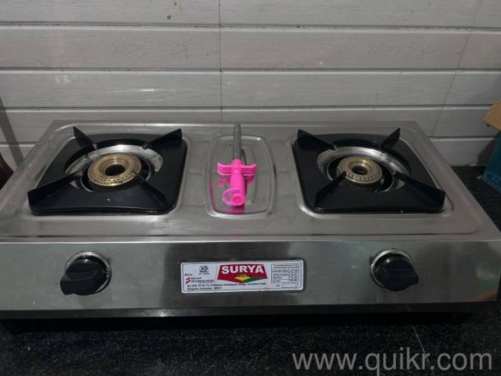 Gas stove with regulator