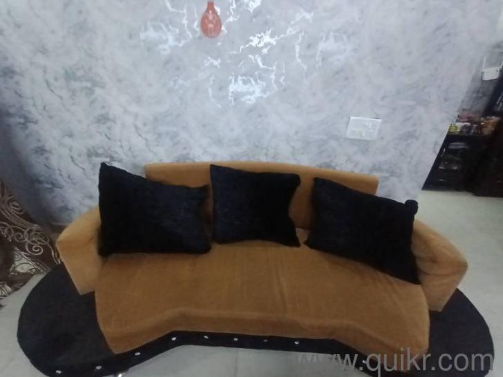 7 seater designer sofa in 3+2+2 format in a well maintained conditions(2)