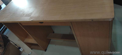 wooden computer table looks like new. in good condition