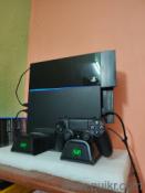 PLAYSTATION-4 CONSOLE AND GAMING DISC(2)