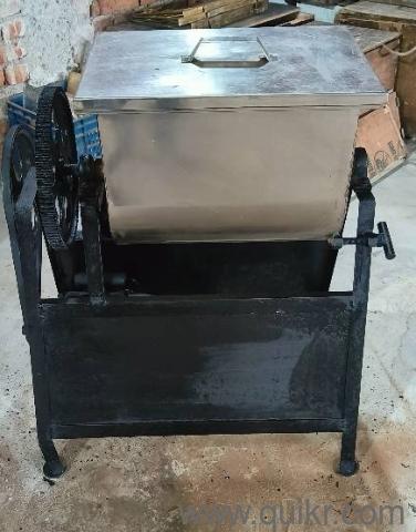 Dough kneeding machine