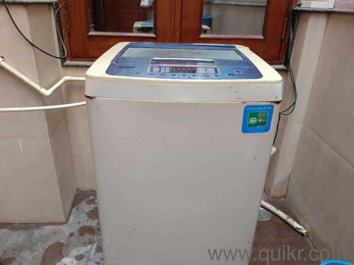 LG Fuzzy Logic 6.5 Kg Top Load Fully Automatic Washing Machine in a