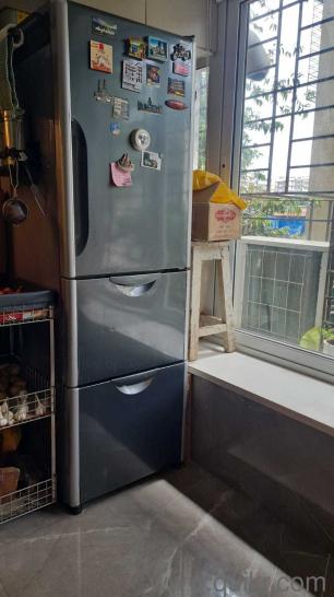 Hitachi, top door&2drawers,Bottom drawer is freezer(1)