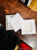 Apple AirPods Pro (1st generation) with Wireless Charging Case(4)