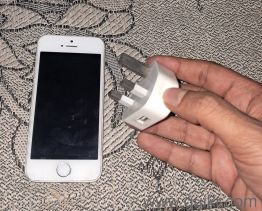 iPhone 5s Silver (Model A1457) - Mint Condition with 3-Pin Original Adapter(2)