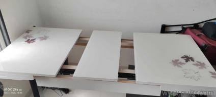 Dining table set with 4 chair in good condition no damage