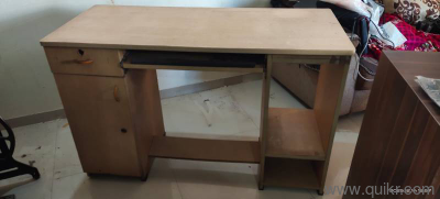 wooden computer table looks like new. in good condition(1)
