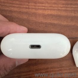 Selling Apple AirPods Pro 2 (excellent condition)(2)