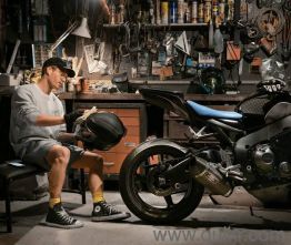 looking for a two wheeler mechanic in the garage