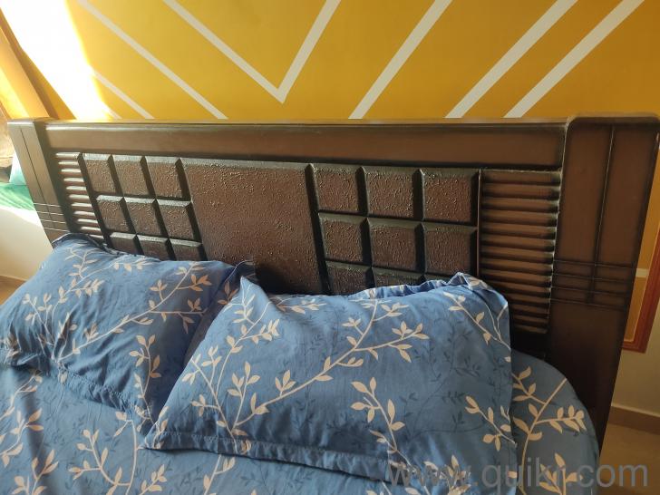 Queen Size bed without storage including Kurlon Bounty mattress for immediate sale