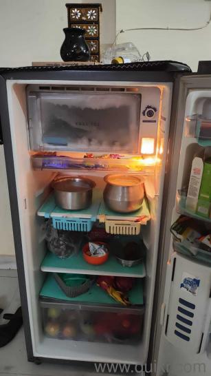 Fridge to sell in a good condition(2)