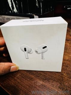 Apple AirPods Pro (1st generation) with Wireless Charging Case