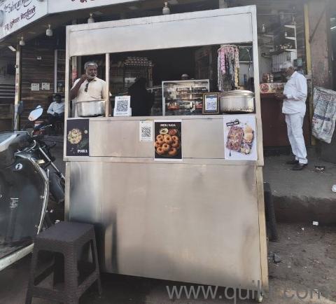 mendu wada stall with gas stove and batla plus grinder