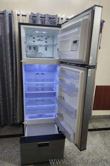 330L, 3 Door, Whirlpool refrigerator in excellrnt working condition, selling since i purchased bigger fridge, 6 yrs old(3)