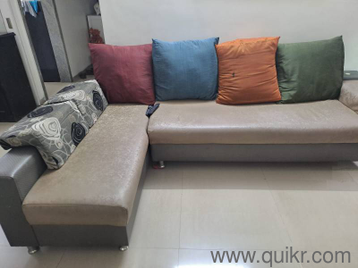 L shaped sofa, separable into two with 4 pillows.(1)
