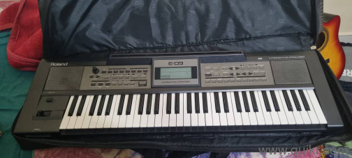 Roland E09 arranger keyboard(1)