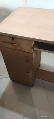 wooden computer table looks like new. in good condition(2)