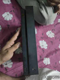 xbox one x with 3x controller(2)