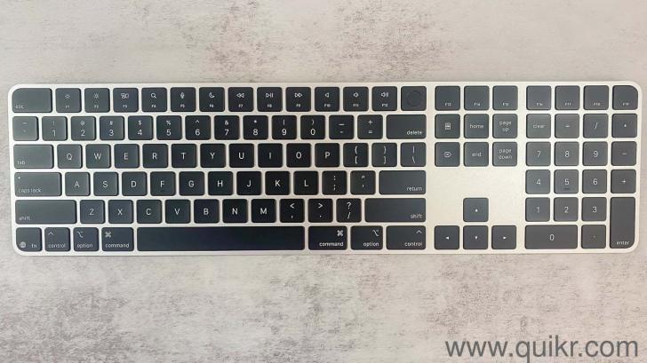 Apple Mac Studio M1 Max (32GB/512GB) + Apple Black Magic Keyboard